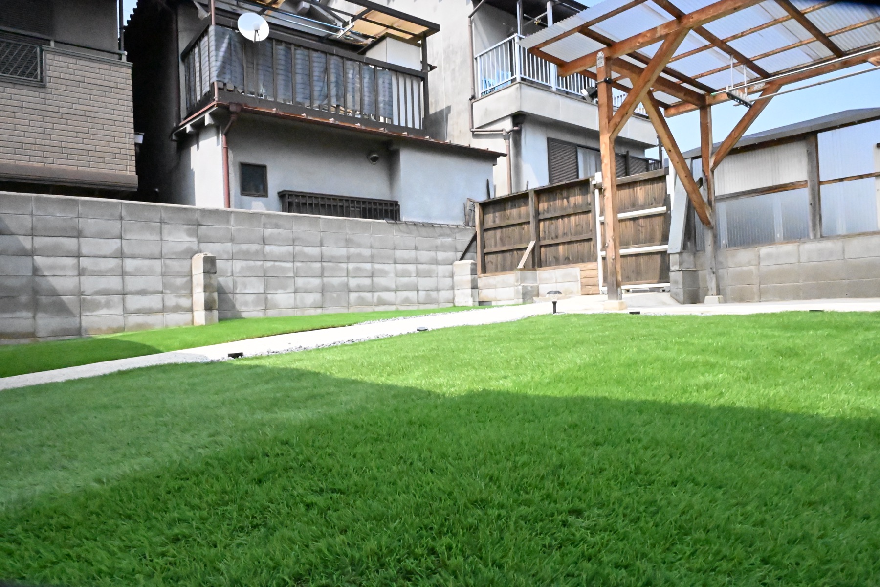 パーゴラと人工芝のある、えがおの庭